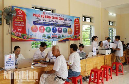Cán bộ Trung tâm Phục vụ hành chính công phường Phủ Lý hướng dẫn người dân thực hiện TTHC tại điểm lưu động Nhà văn hóa Tổ dân phố số 14.