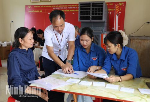 Cán bộ Trung tâm Phục vụ hành chính công phường Phủ Lý và các tình nguyện viên hỗ trợ tư vấn, giải đáp vướng mắc của người dân về TTHC.