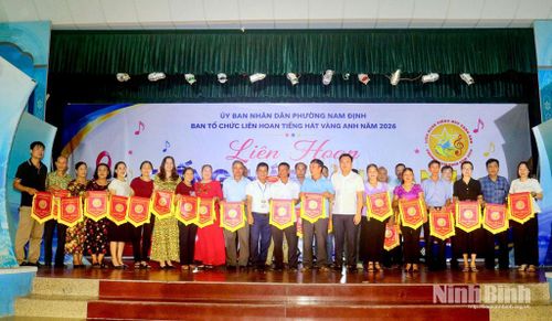 Ban tổ chức tặng cờ lưu niệm cho 32 đội văn nghệ tổ dân phố tham dự liên hoan.