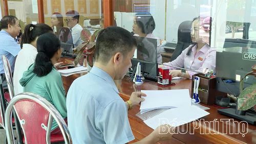 Người dân thực hiện thủ tục hành chính tại Trung tâm Phục vụ hành chính công phường Thanh Miếu.