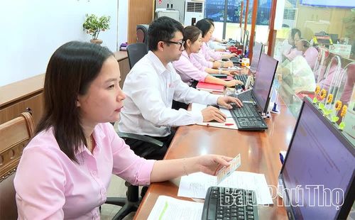 Tinh thần trách nhiệm, thái độ phục vụ của đội ngũ cán bộ góp phần nâng cao chất lượng giải quyết thủ tục hành chính.