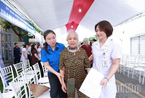 Tuổi trẻ phường Thanh Miếu hỗ trợ, giúp đỡ người cao tuổi tham gia khám, chữa bệnh tại Trạm Y tế.