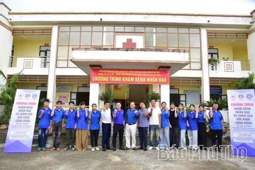 Tuổi trẻ xã Tây Cốc phối hợp với các đơn vị triển khai khám bệnh và chăm sóc sức khỏe cho Nhân dân trên địa bàn.