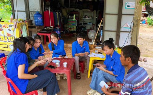 Đoàn viên, thanh niên xã Lìa hướng dẫn người dân làm chủ các nền tảng số - Ảnh: Q.H