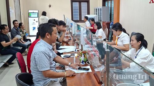 Trung tâm Phục vụ hành chính công xã Gio Linh kết hợp giải quyết thủ tục hành chính với tuyên truyền pháp luật đến người dân - Ảnh: N.V