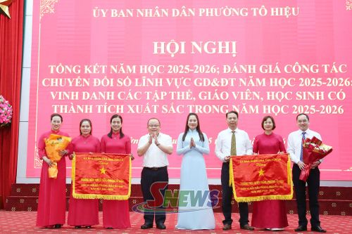 Lãnh đạo phường Tô Hiệu chuyển trao Cờ thi đua của UBND tỉnh cho Trường Mầm non Tô Hiệu và Trường THCS Quyết Thắng.