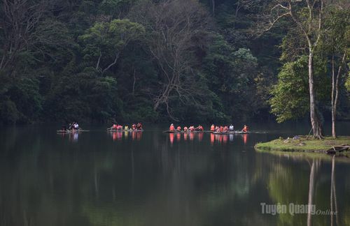 Nghe hát Then, đua mảng trên hồ Nà Nưa.