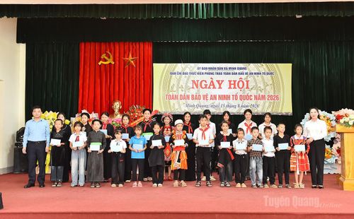Đồng chí Lê Thị Kim Dung, Phó Bí thư Thường trực Tỉnh ủy; đồng chí Nguyễn Hưng Vượng, Chủ nhiệm Ủy ban Kiểm tra Tỉnh ủy tặng quà cho các em học sinh xã Minh Quang.