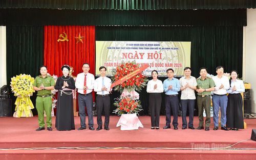 Các đồng chí lãnh đạo tỉnh tặng hoa chúc mừng Ngày hội Toàn dân bảo vệ an ninh Tổ quốc xã Minh Quang.