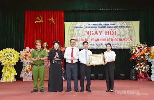 Đồng chí Lê Thị Kim Dung, Phó Bí thư Thường trực Tỉnh ủy trao Bằng khen của Chủ tịch UBND tỉnh cho tập thể xã Minh Quang.