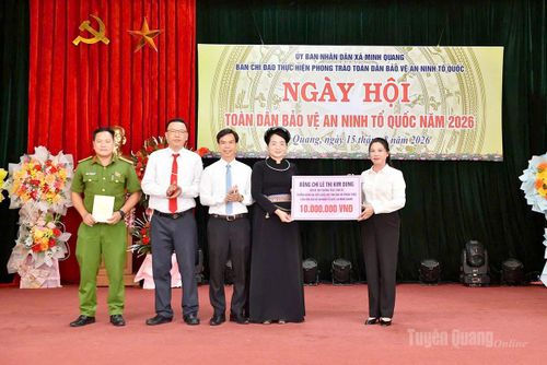 Đồng chí Phó Bí thư Thường trực Tỉnh ủy Lê Thị Kim Dung tặng quà cho xã Minh Quang.