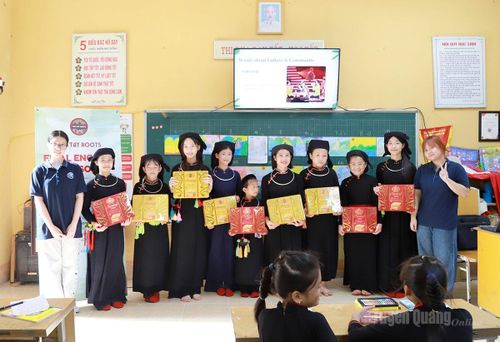 Các thành viên Câu lạc bộ tặng quà cho học sinh.