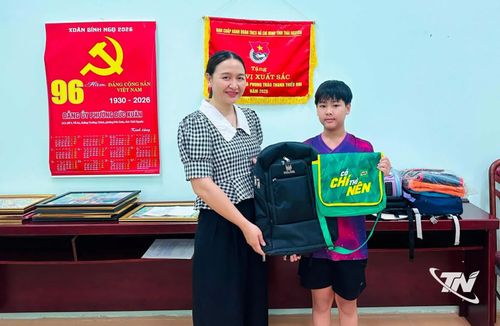 Học sinh mang ba lô, cặp sách còn sử dụng tốt đến tặng lại cho những bạn có hoàn cảnh khó khăn.