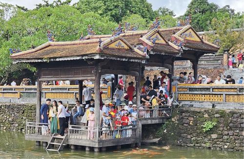 Du khách tham quan lăng Tự Đức. Ảnh: Phan Thành