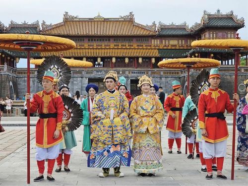 Các bạn trẻ tham gia chương trình diễu hành áo dài ở phía trước Ngọ Môn. Ảnh: Phan Thành
