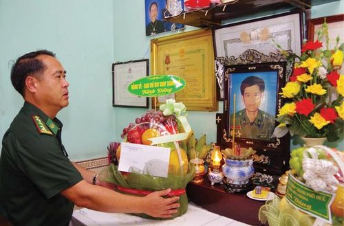 Đại tá Lê Hồng Tuyên, Phó Chính ủy BĐBP thành phố dâng hương trước anh linh liệt sĩ Lê Đình Tư.