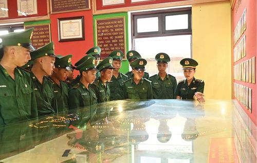 Chiến sĩ mới được giáo dục truyền thống tại phòng truyền thống, nơi lưu giữ di vật của các liệt sĩ đã hy sinh.