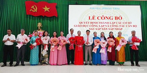 Lãnh đạo phường Phong Thái tặng hoa chúc mừng các thầy cô giáo.