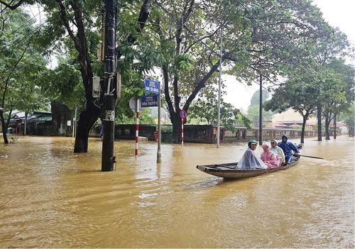 Đường phố Huế trong mùa mưa lũ. 