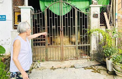 Cửa cổng nhà lán tại lô A18 Khu quy hoạch đường Tùng Thiện Vương luôn khóa kín.
