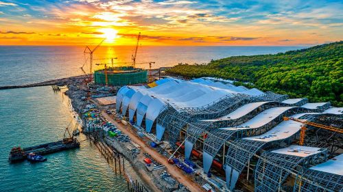 Hệ kết cấu thép quy mô lớn của Trung tâm tổ chức hội nghị dần được lắp kín. (ảnh Sun Group)