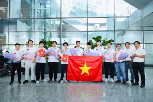 TS. Trần Quốc Long (thứ hai từ trái sang), Trưởng đoàn, khẳng định học sinh Việt Nam còn nhiều tiềm năng phát triển trong lĩnh vực trí tuệ nhân tạo.