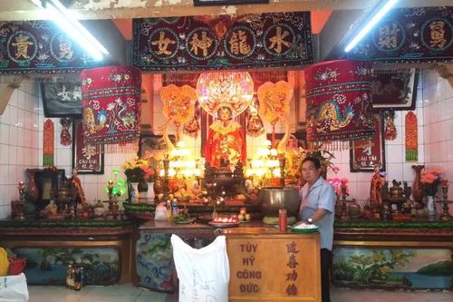Chánh điện Miễu Mạch Nước, nơi đặt tôn tượng Thủy Long Thánh Mẫu và đón người dân, khách thập phương đến chiêm bái, thắp hương. Ảnh: Trường Vũ.