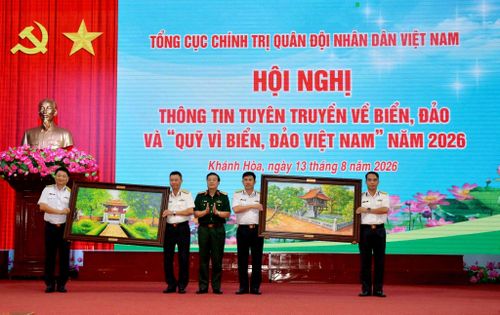 Thượng tướng Trương Thiên Tô trao quà lưu niệm tặng Vùng 4 Hải quân và Lữ đoàn Tàu ngầm 189. Ảnh: Hữu Huy