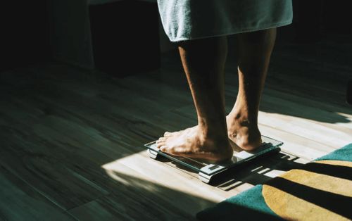 Cần phải đi khám ngay nếu gặp tình trạng sụt cân không rõ nguyên nhân, đặc biệt nếu kèm theo đau bụng, đầy hơi và khó nuốt. Ảnh: Moment RF