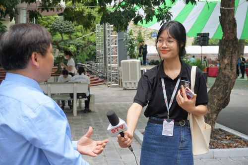 Sinh viên Học viện Báo chí và Tuyên truyền tác nghiệp tại một sự kiện. Ảnh: Nguyễn Liên