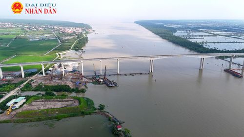 Việc thi công 2 trụ chính của cầu có chiều dài hơn 2km, trên sông rộng chỉ sau hơn 1 tháng khởi công được xem như kỳ tích trong thi công cầu