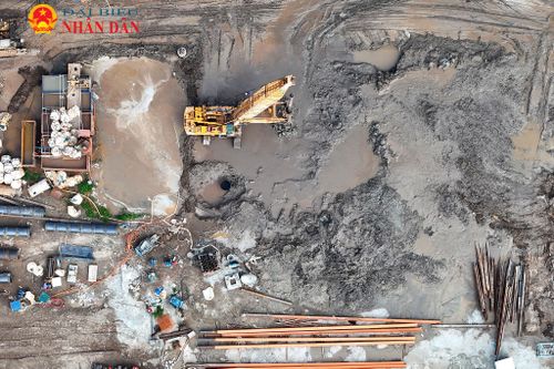 Hiện tại, trên công trường có đến 10 mũi thi công cọc khoan nhồi, trong đó có 2 mũi dưới sông và 8 mũi trên bờ