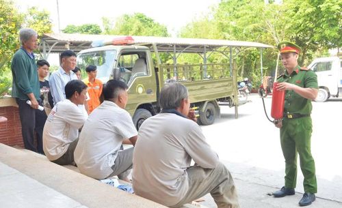 Cảnh sát PCCC và CNCH hướng dẫn kỹ năng sử dụng bình chữa cháy xách tay, xử lý tình huống cháy do rò rỉ khí gas.