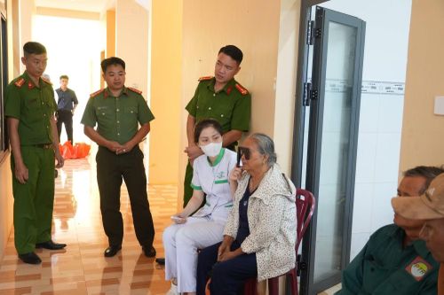 Khám mắt cho người dân.
