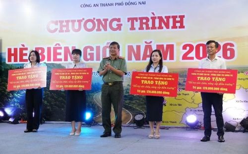 Đại tá Dương Văn Mạnh, Phó giám đốc Công an TP Đồng Nai trao bảng tượng trưng kinh phí hỗ trợ cho đại diện các trường học xã biên giới.