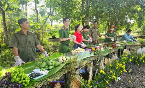 Các gian hàng trưng bày sản phẩm được bày trí rực rỡ mừng Ngày hội toàn dân bảo vệ ANTQ tại phường Giá Rai.