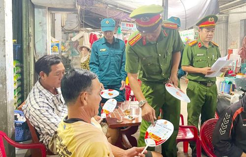 Công an xã Tam Giang tích cực tuyên truyền, vận động nhân dân qua mô hình “Quạt cầm tay – Đánh bay lừa đảo”.