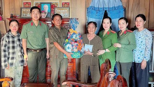 Cán bộ Công an xã Nguyễn Phích thăm, tặng quà gia đình chính sách nhân Ngày hội toàn dân bảo vệ ANTQ.