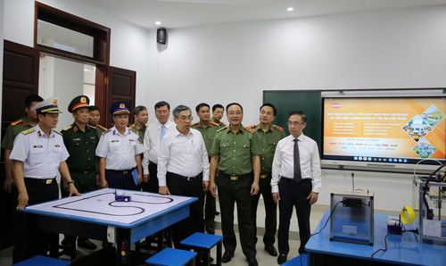 Thứ trưởng Phạm Thế Tùng, Phó Bí thư Thành ủy Nguyễn Phước Lộc và các đại biểu tham quan cơ sở vật chất của trường.