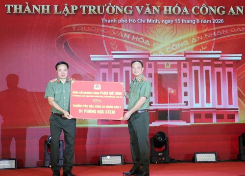 Thứ trưởng Phạm Thế Tùng trao quà tặng cho Trường Văn hóa CAND V.