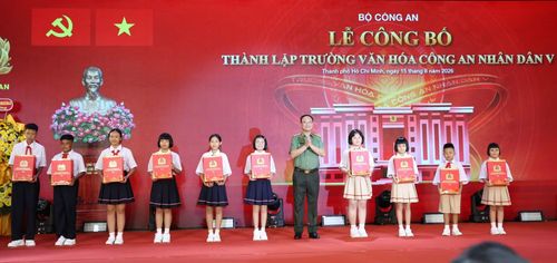 Thứ trưởng Phạm Thế Tùng trao quà tặng cho các em học sinh.