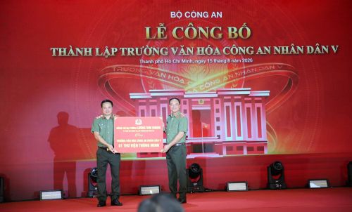 Thừa ủy quyền, Thứ trưởng Phạm Thế Tùng trao phần quà tặng của Bộ trưởng Lương Tam Quang cho Trường Văn hóa CAND V.