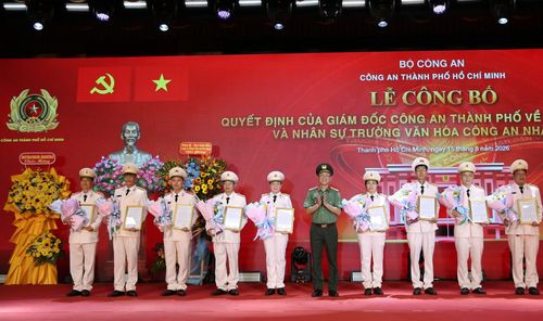 Ban Giám đốc Công an TP Hồ Chí Minh trao các quyết định của Giám đốc Công an TP Hồ Chí Minh thành lập trường và các nhân sự.
