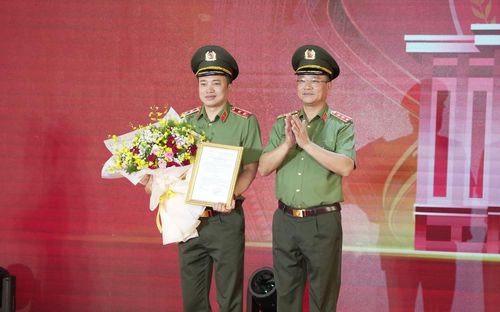 Thứ trưởng Phạm Thế Tùng trao Quyết định của Bộ trưởng Bộ Công an về việc bổ sung Trường Văn hóa CAND V vào tổ chức bộ máy của Công an TP Hồ Chí Minh.