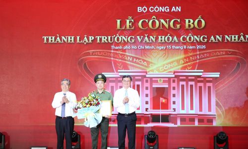Đồng chí Nguyễn Phước Lộc và đồng chí Nguyễn Công Vinh trao Quyết định của UBND TP Hồ Chí Minh về việc thành lập Trường Tiểu học, Trung học cơ sở, Trung học phổ thông nội trú Văn hóa CAND V.
