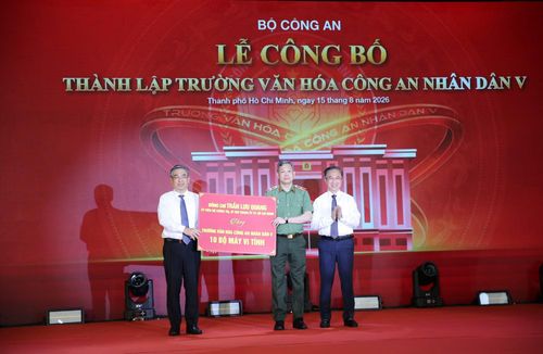 Lãnh đạo Thành ủy, UBND TP Hồ Chí Minh trao quà tặng của Thường trực Thành ủy và của đồng chí Bí thư Thành ủy TP Hồ Chí Minh cho Trường Văn hóa CAND V.