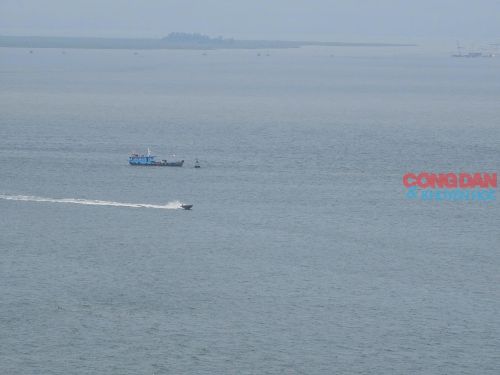 Đứng trên hải đăng Vĩnh Thực, phóng tầm mắt ra xa, bạn có thể bao quát được cả đảo Trần, đảo Thanh Lân, đảo Cô Tô và cả một vùng biển vịnh Bắc Bộ rộng lớn. Ảnh: Tuệ Nhi