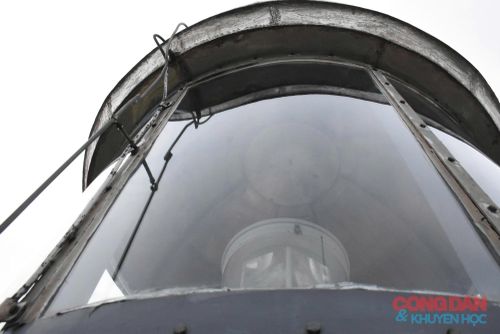 Vào ban đêm, hải đăng Vĩnh Thực phát ra ánh sáng trắng chớp 3 chu kỳ 10s phạm vi chiếu sáng 360 độ với tầm hiệu lực ánh sáng là 7,1 hải lý. Ảnh: Tuệ Nhi