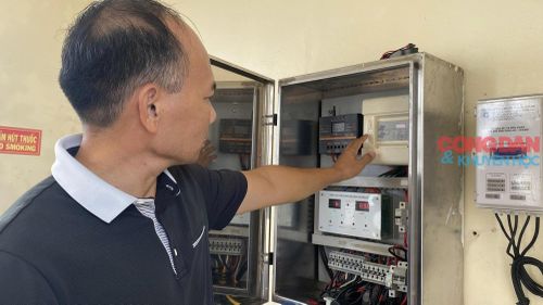 Khi đảo được cấp điện lưới, hải đăng Vĩnh Thực đã sử dụng điện lưới quốc gia thắp sáng. Ảnh: Tuệ nhi