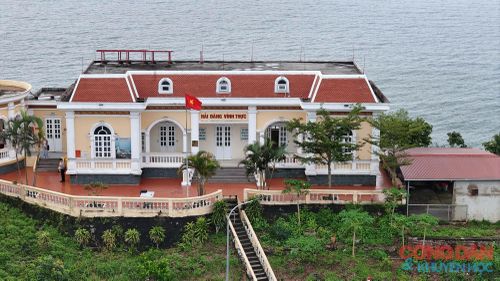 Ngọn hải đăng Vĩnh Thực hiện ra trước mắt. Ảnh: Tuệ Nhi